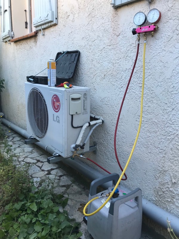 Recharge et réparation d’une climatisation LG à Marseille 15e