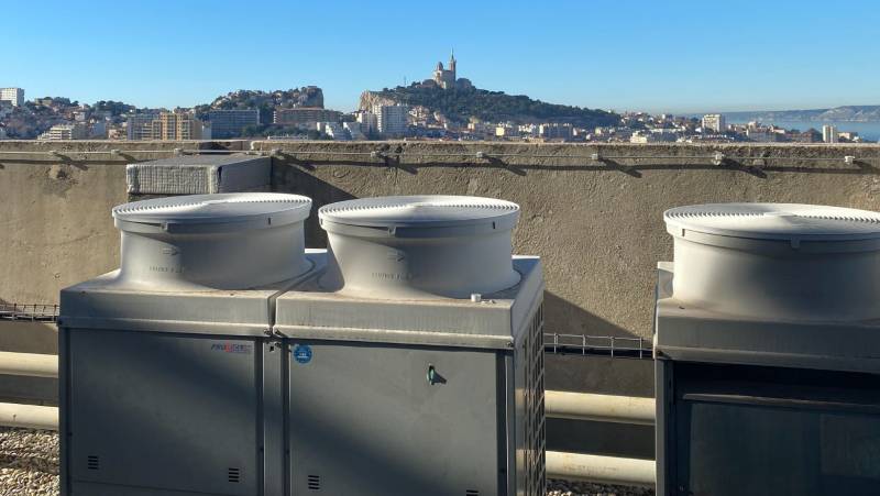 TWIN climatisation réversible DAIKIN RP200B7W1 avec une vue sur Marseille