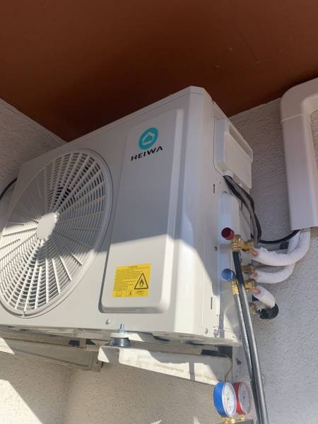 Groupe extérieur de climatisation réversible HEIWA à Marseille installé par PROXICLIM