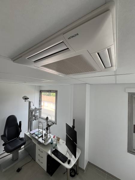 Climatisation unité intérieure cassette HITACHI installé par PROXICLIM à Avignon