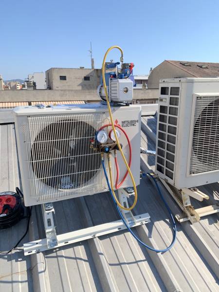 Climatisation réversible HR35 Mitsubishi Electric sur le toit du bâtiment 