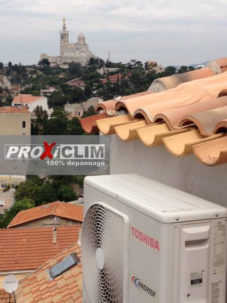 Poseur de climatisation réversible mono-split HR35 Mitsubishi Electric pour une dépendance à Marseille