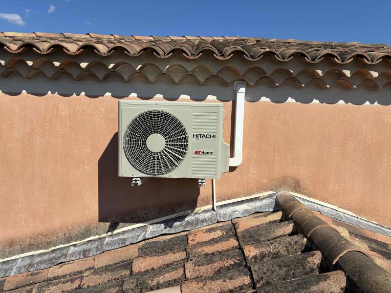 Climatisation réversible groupe extérieur HITACHI AirHome 400 5kW installé par PROXICLIM à Pourrières 