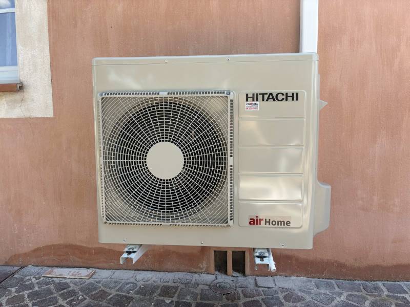 Climatisation réversible groupe extérieur HITACHI AirHome 600 6kW installé par PROXICLIM à Pourrières 