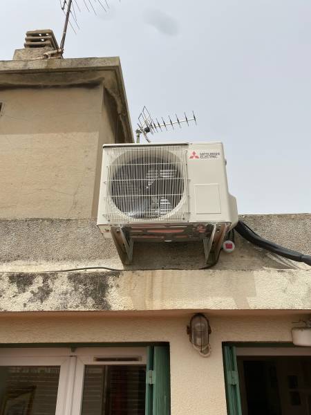 Groupe extérieur climatisation Mitsubishi Electric HR25 installé par PROXICLIM à Marseille