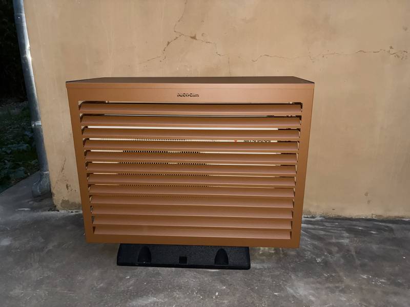 Groupe extérieur climatisation réversible Mitsubishi Electric avec cache-clim DECO-CLIM installé par PROXICLIM