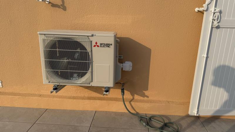 Groupe extérieur Mitsubishi Electric MUZ-HR35VF installé par PROXICLIM à Marseille