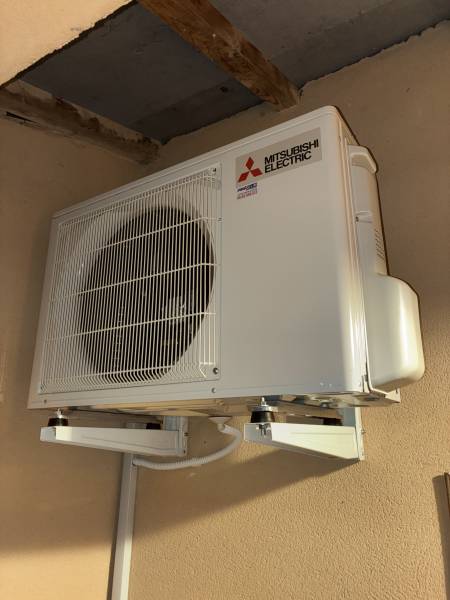 Groupe extérieur Mitsubishi Electric pompe à chaleur air-air AY42 installé par PROXICLIM