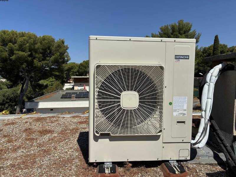RAS-4HVNC2E HITACHI groupe extérieur de climatisation réversible installé par PROXICLIM à Marseille 