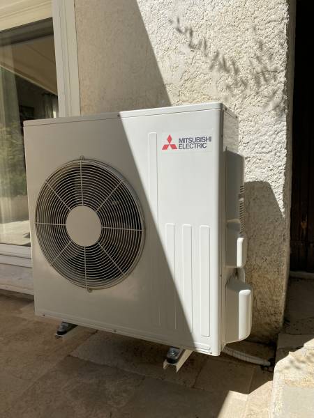 Groupe extérieur Mitsubishi Electric MUFZ-KW50VGHZ installé par PROXICLIM à Gémenos 