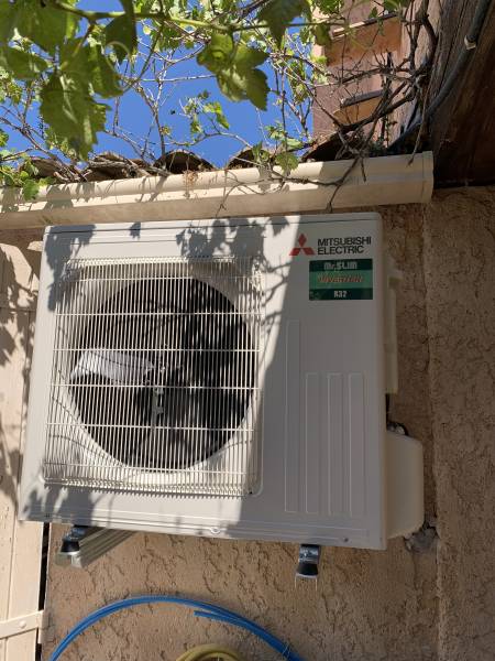 Groupe extérieur SUZ-M50VAR1 posé par PROXICLIM à Marseille dans le 8 ème arrondissement