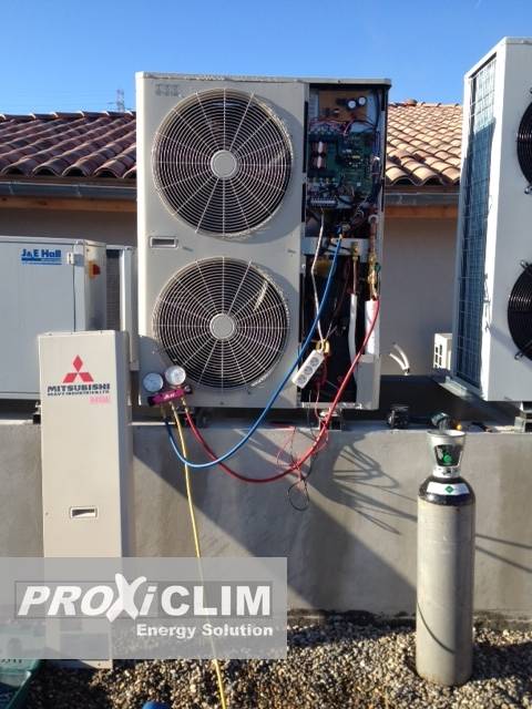 Technicien dépanneur PROXICLIM réparant un gainable avec régulation centralisée